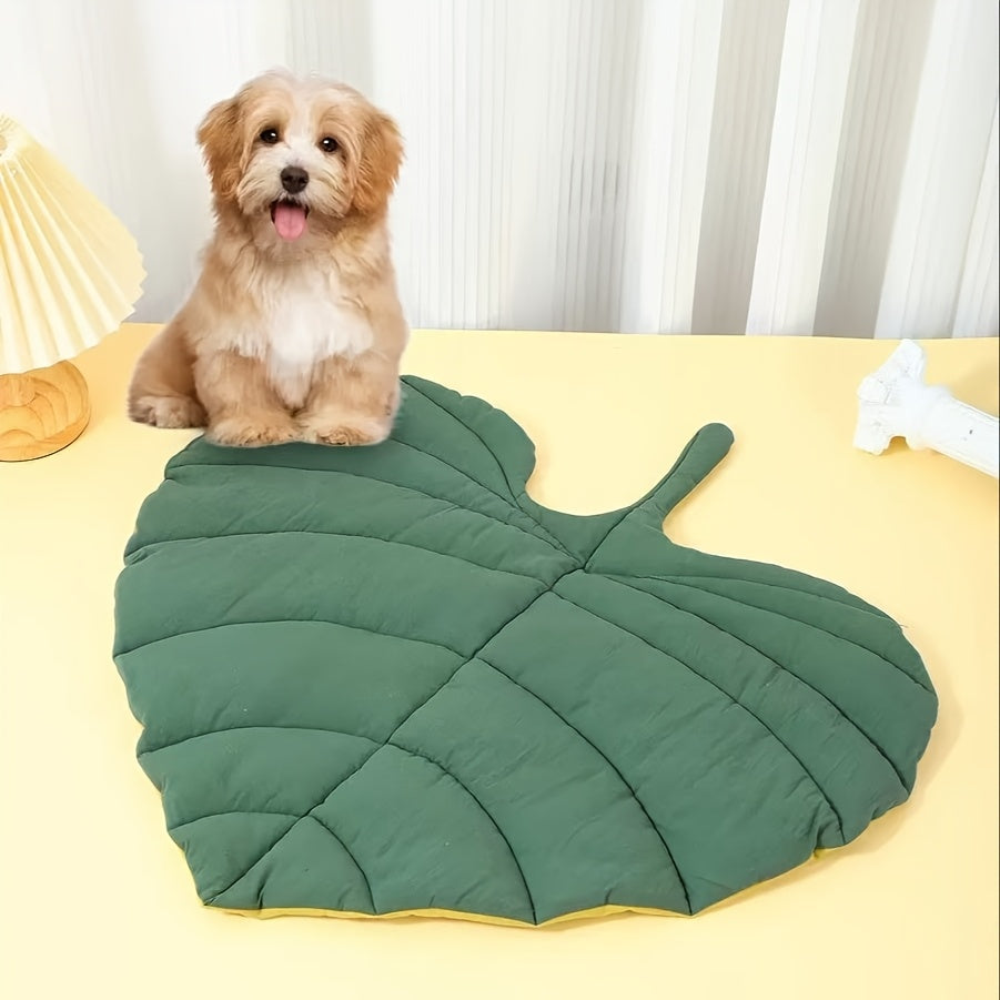 Cozy Leaf-Shaped Pet Bed Mat for Dogs & Cats - Durable Polyester Fill, Green, All-Season Comfort, Chew-Resistant Design, Ideal for Small to Medium Breeds, Cozy Pet Resting Place | Plush Pet Mat | Chewresistant Fabric